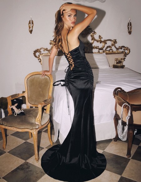 Robe de soirée ajustée avec tissu brillant et dos ouvert