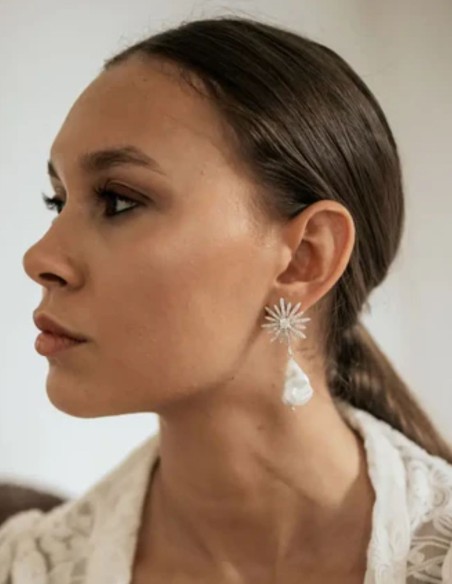 Pendientes largos de plata con diseño de estrella y perla barroca