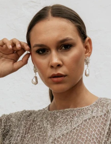 Pendientes largos de plata con diseño de estrella y perla barroca