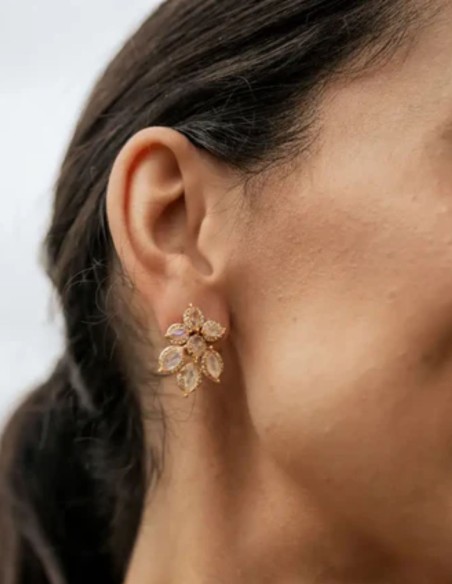 Pendientes con diseño de flor con perlas y circonitas