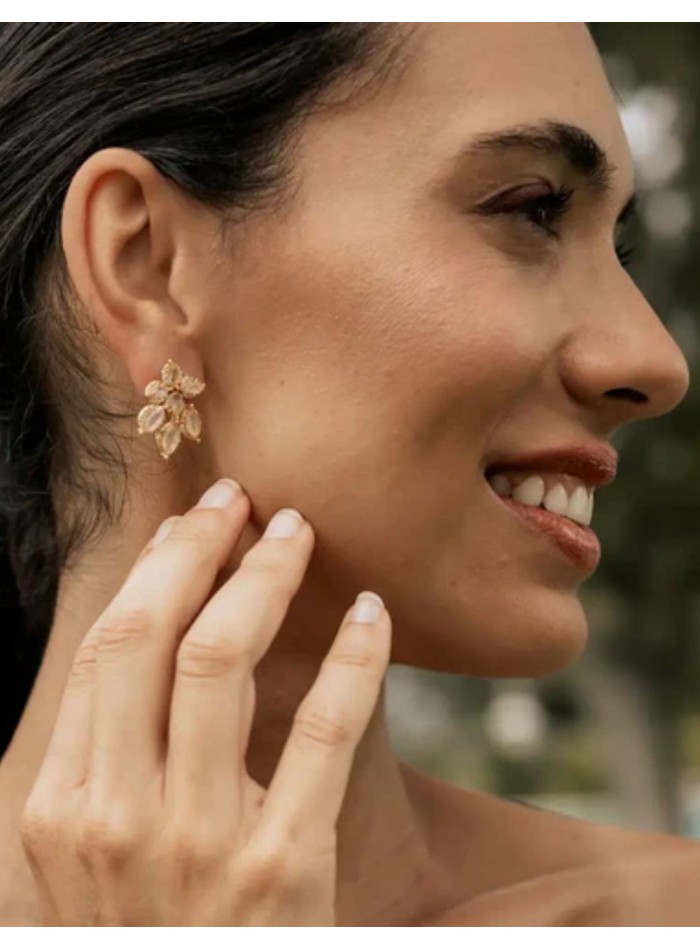 Pendientes con diseño de flor con perlas y circonitas