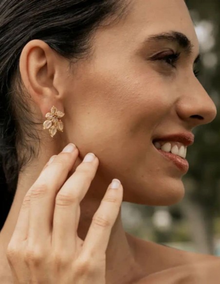 Earrings with flower design with pearls and zircons