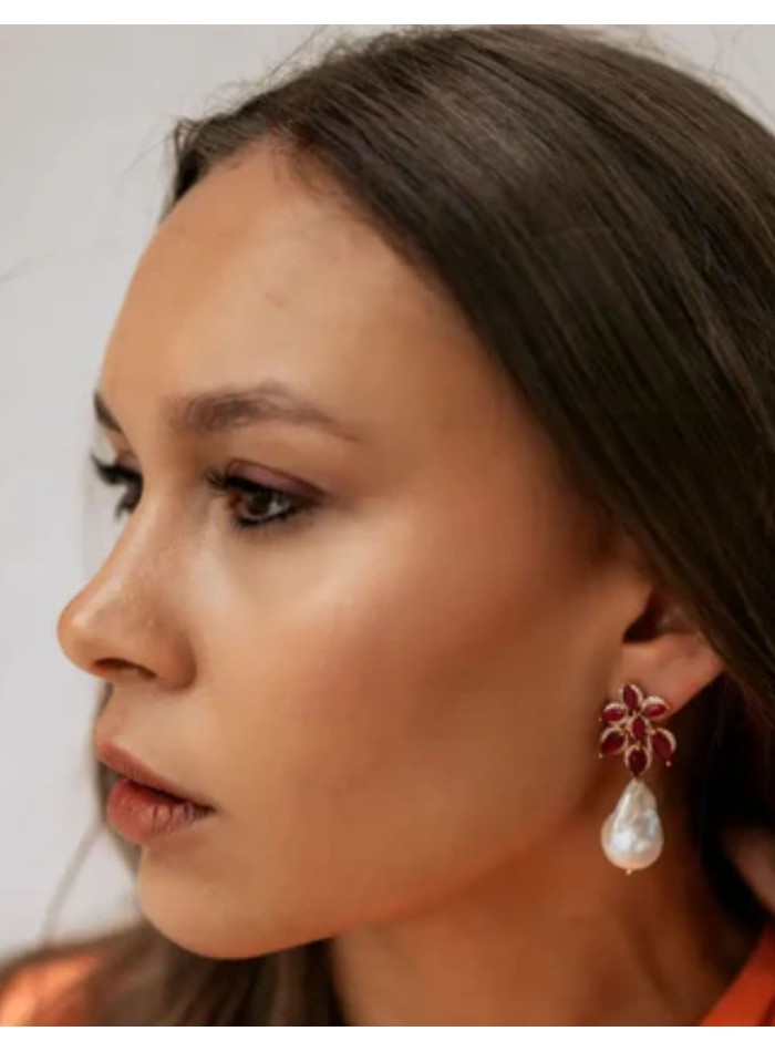 Earrings with flower design with stones and pearls
