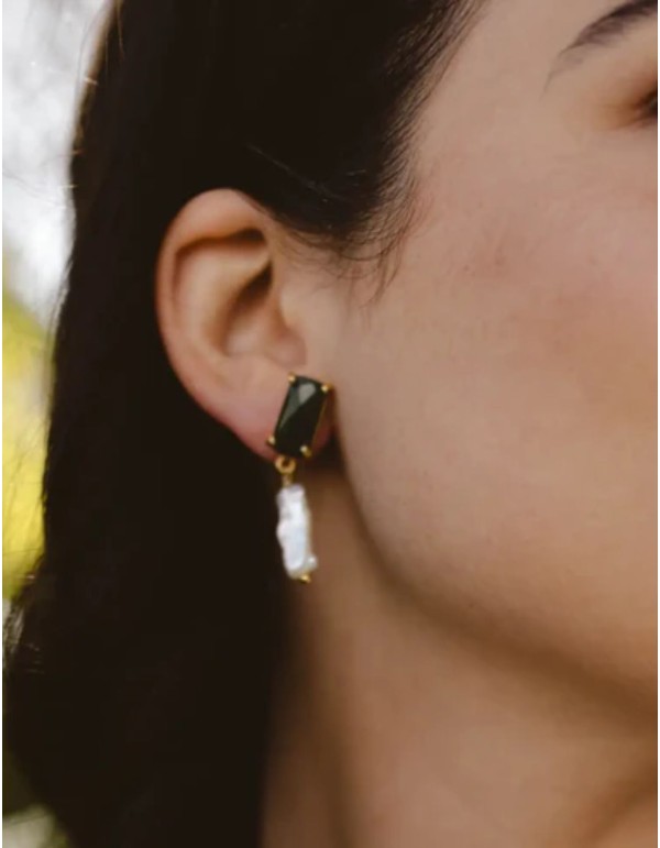Earrings with faceted green stone and baroque pearl 2