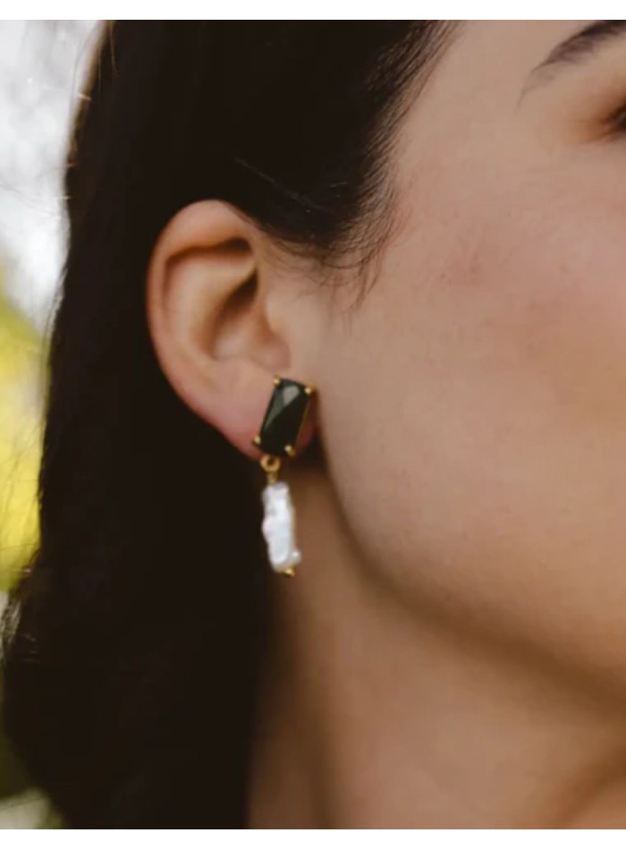 Pendientes con piedra verde facetada y perla barroca