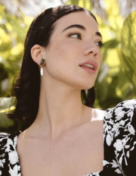 Boucles d'oreilles avec pierre verte facettée et perle baroque