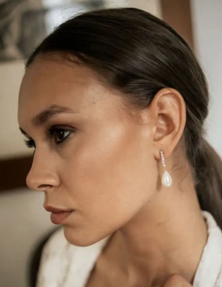 Longues boucles d'oreilles avec une rangée de zircons et de perles