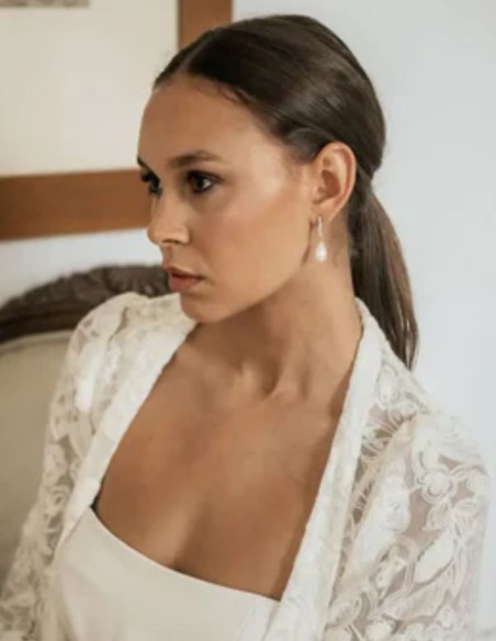 Longues boucles d'oreilles avec une rangée de zircons et de perles