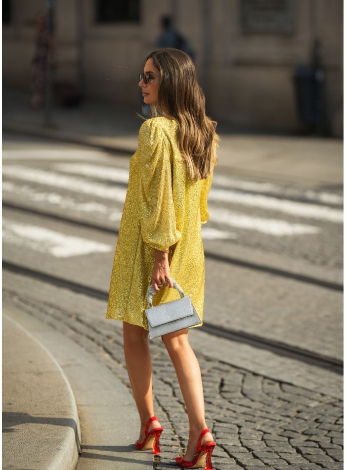 Robe courte à paillettes avec manches bouffantes