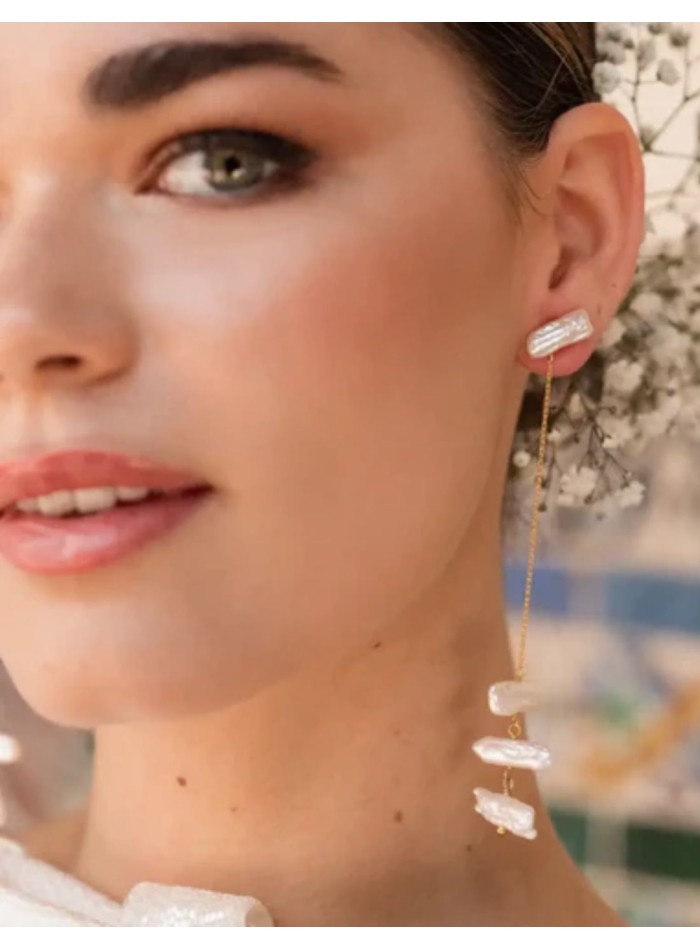 Long earrings with chain and irregular pearls