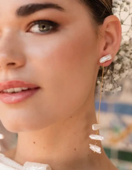 Pendientes largos con cadena y perlas irregulares