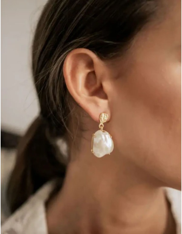 Pendientes con perla barroca sobre base dorada 2