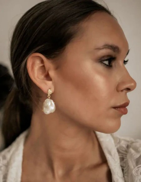 Pendientes con perla barroca sobre base dorada