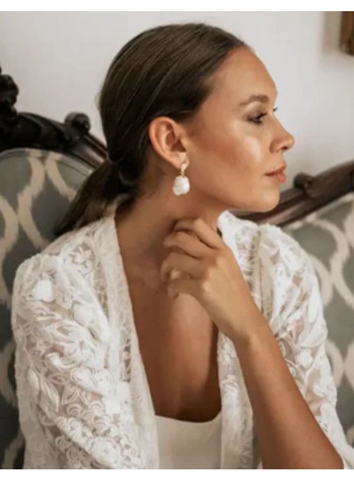 Earrings with baroque pearl on golden base