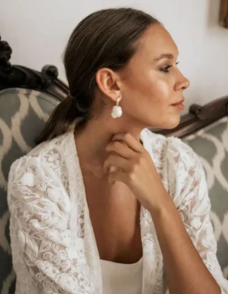 Earrings with baroque pearl on golden base