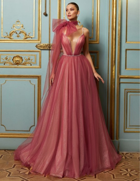 Vestido de tul rosa con corte en A y encaje bordado con pedrería