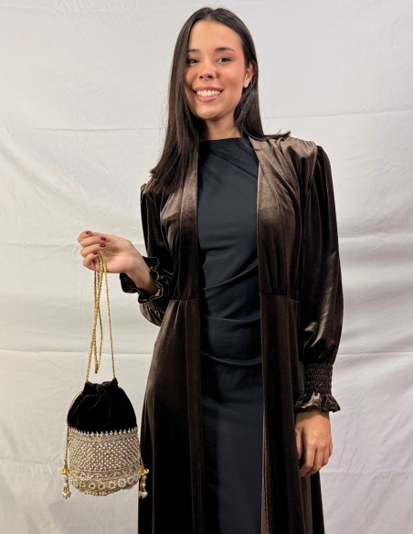 Bombonera de terciopelo marrón con perlas y detalles dorados