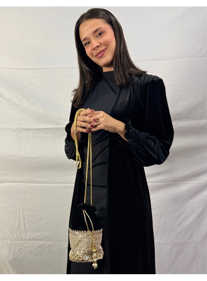 Bombonera de terciopelo negra con detalles dorados y perlas