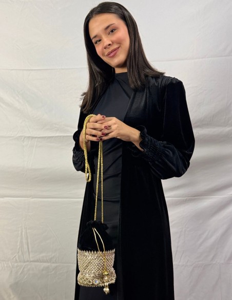 Bombonera de terciopelo negra con detalles dorados y perlas