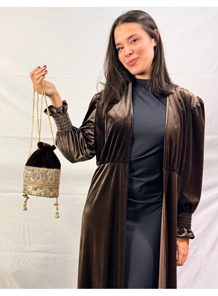 Bombonera de terciopelo marrón con detalles de perlas y pedrería para invitada