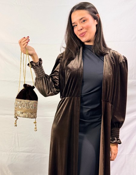 Bombonera de terciopelo marrón con detalles de perlas y pedrería para invitada