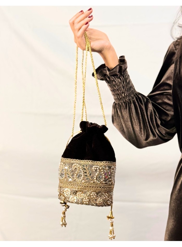 Bombonera de terciopelo marrón con detalles de perlas y pedrería