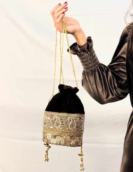 Escarpin en velours marron avec détails en perles et strass