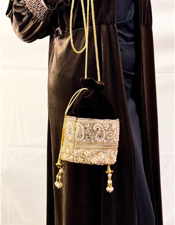 Bombonera de terciopelo marrón con detalles de pedrería 2