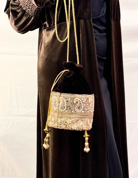 Escarpin en velours marron avec détails en perles et strass