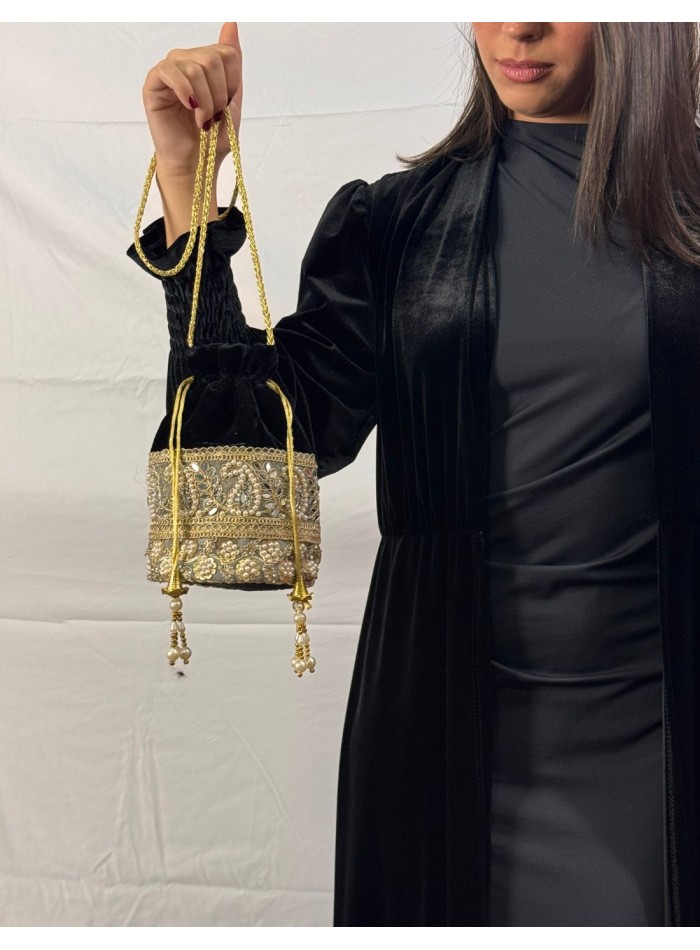 Bombonera de terciopelo negro con pedrería y perlas para eventos