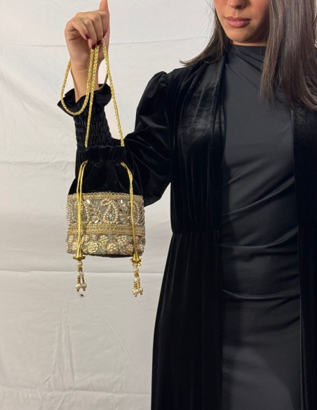 Bombonera de terciopelo negro con pedrería y perlas para eventos