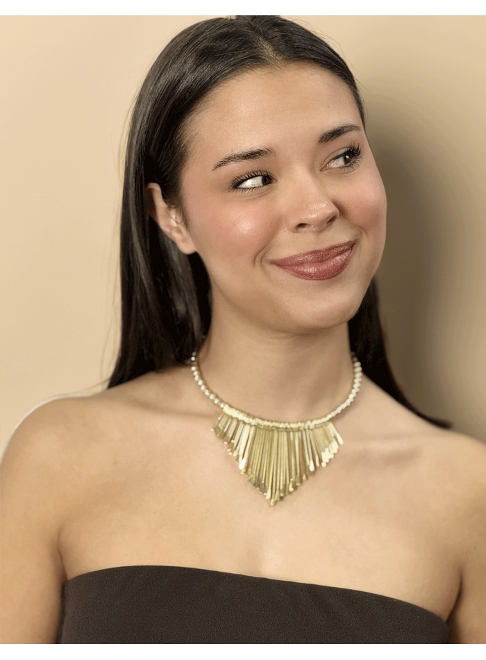 choker dorado de estilo boho combina fuerza y feminidad