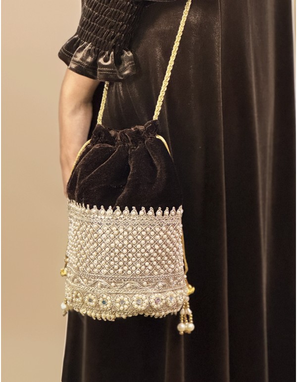 Brown velvet bonbonniere with pearls and golden details