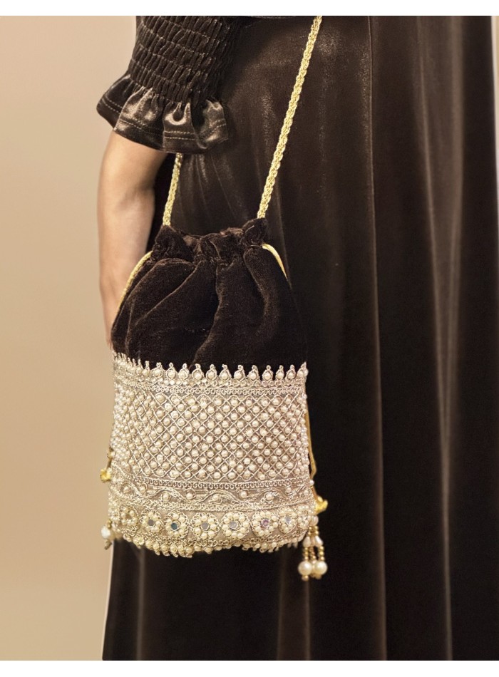 Bombonera de terciopelo marrón con perlas y detalles dorados