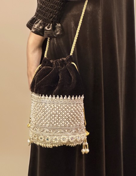 Bombonera de terciopelo marrón con perlas y detalles dorados