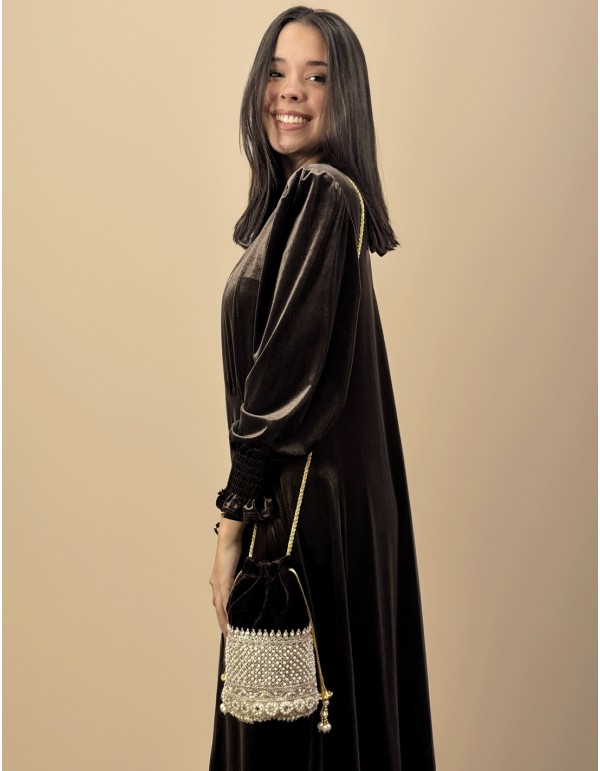 Brown velvet bonbonniere with pearls and golden details 2