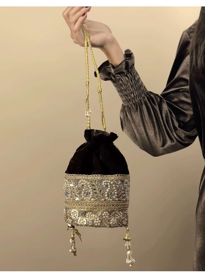 Escarpin en velours marron avec détails en...