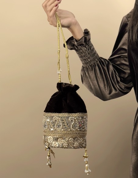 Bombonera de terciopelo marrón con detalles de pedrería