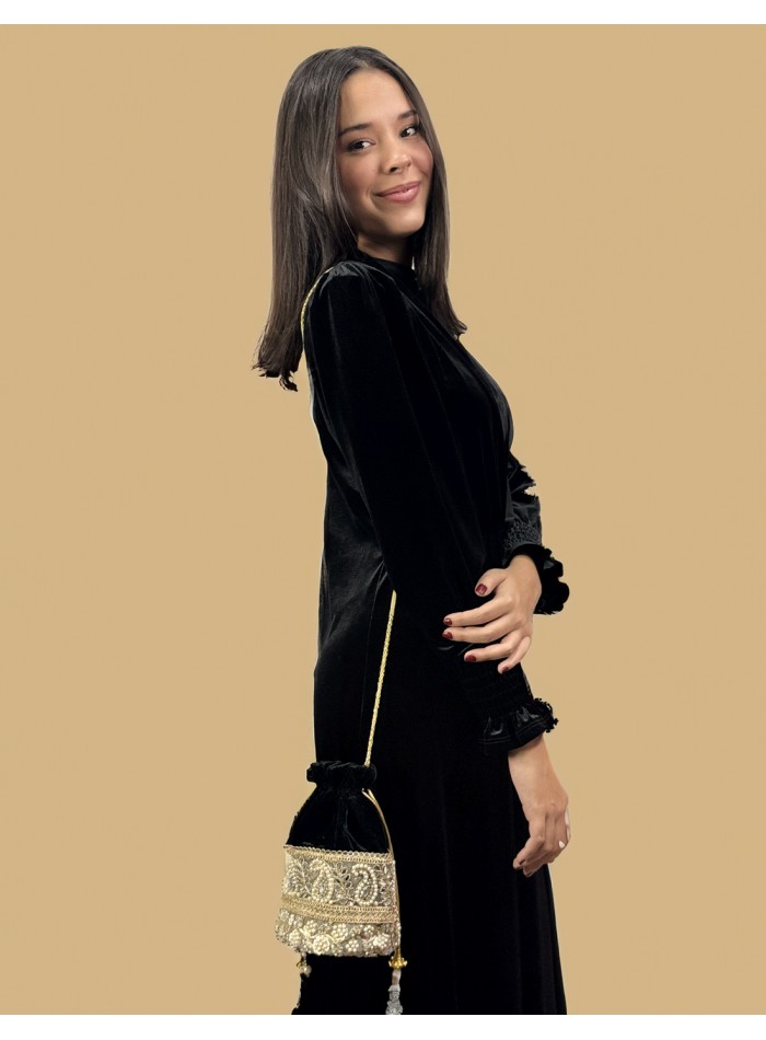 Bombonera de terciopelo negro con pedrería y perlas para invitada