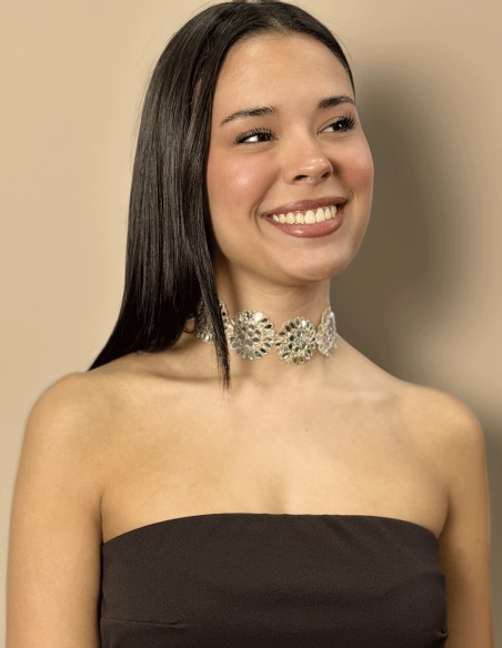 Choker de flores con pedrería plata para invitada
