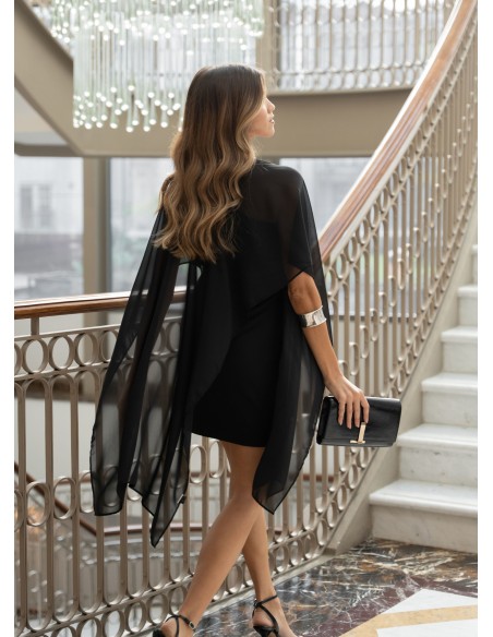 Robe de soirée noire courte avec encolure asymétrique et cape