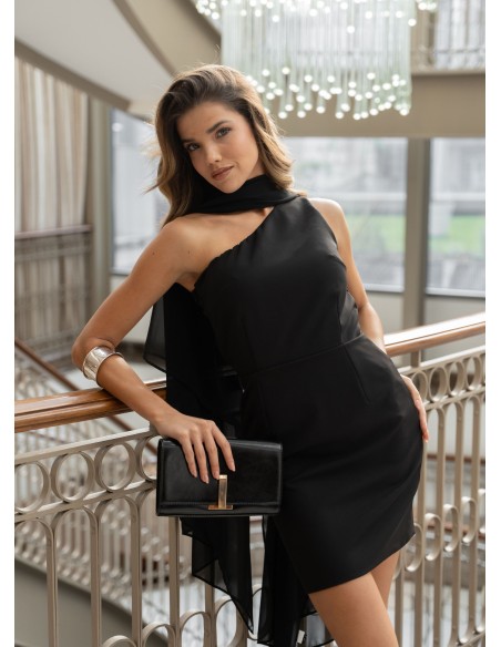 Robe de soirée noire courte avec encolure asymétrique et cape