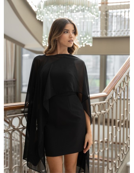 Robe de soirée noire courte avec encolure asymétrique et cape