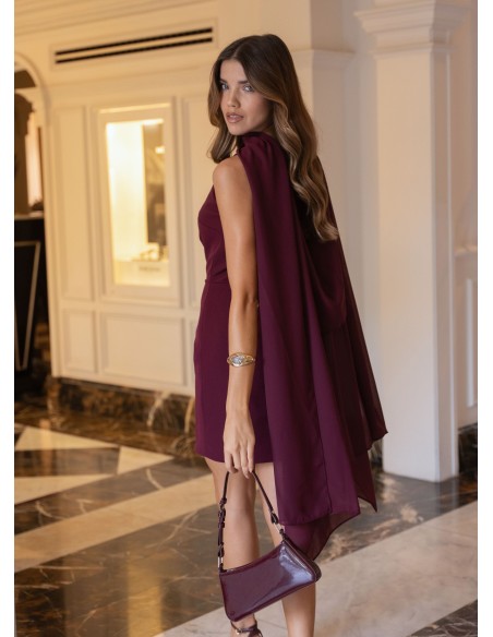 Vestido corto para invitada con escote asimétrico burdeos y chal de fiesta