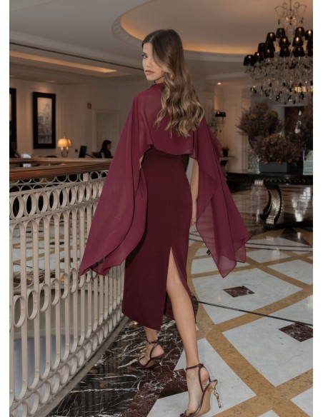 Vestido midi con escote asimétrico burdeos y capa de gasa para invitada