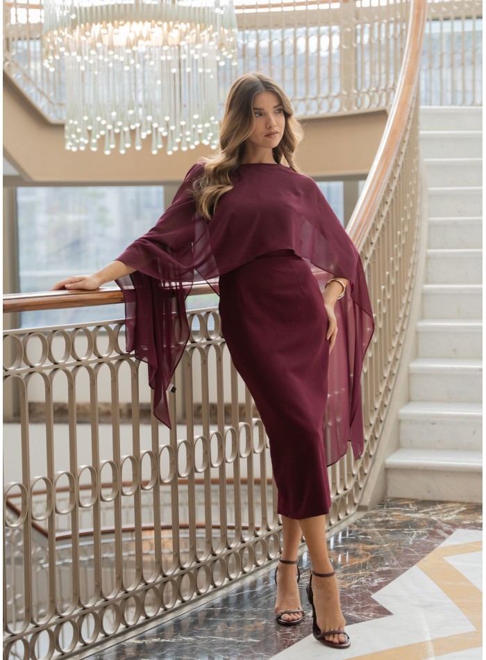 Robe midi bourgogne avec encolure asymétrique...