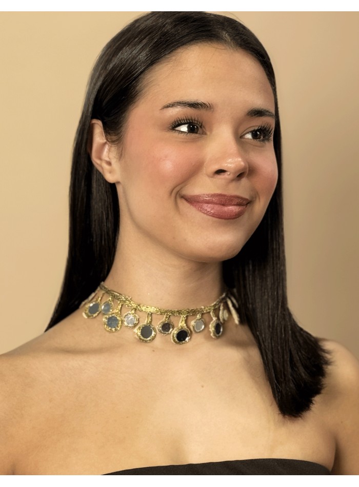 Choker with crystals in the shape of drops