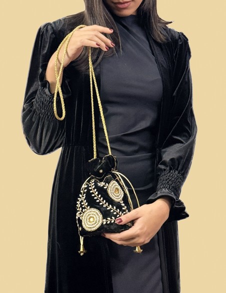 Bombonera de terciopelo pequeña con flores bordadas