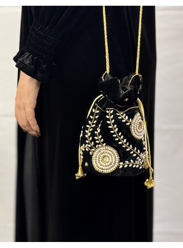 Small velvet bonbonniere with tasseled flowers