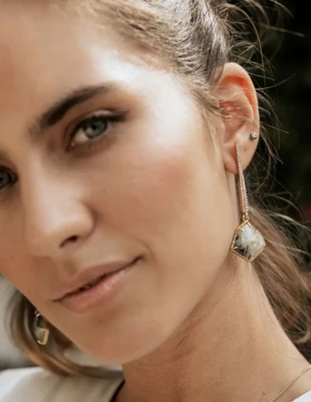 Boucles d'oreilles au design allongé avec zircon et pierre verte